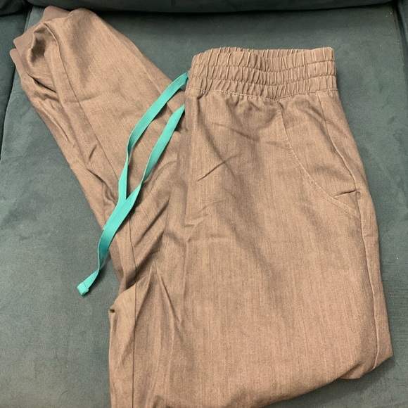 Figs Zamora Jogger scrub pants in graphite - Picture 2 of 3